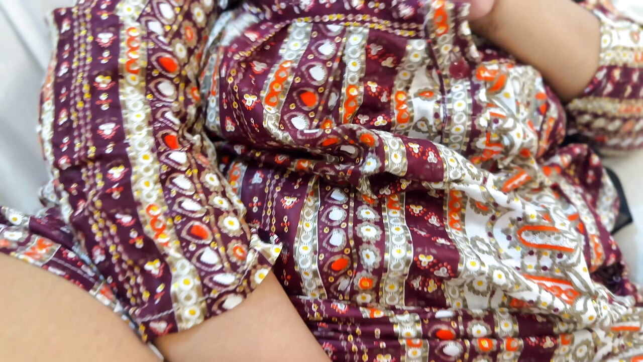 Zaczynam się masturbować w poczekalni doktora, kiedy mam super gorąco i potrzebuję nieznajomego faceta, aby się pieprzyć