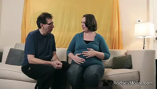 Sevimli hamilenin sikişmeye ve yüze boşalmaya ihtiyacı var