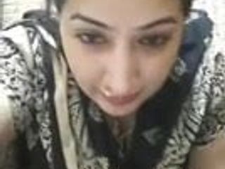 Індійська тітонька на відеодзвінку (товстий, як трах)