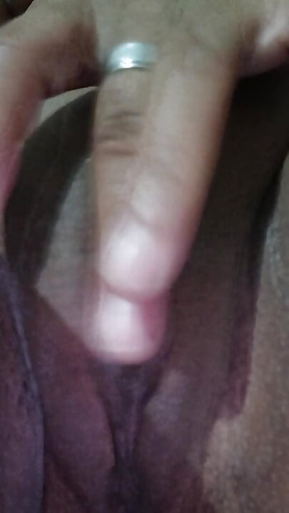 Chica se masturba la primera vez