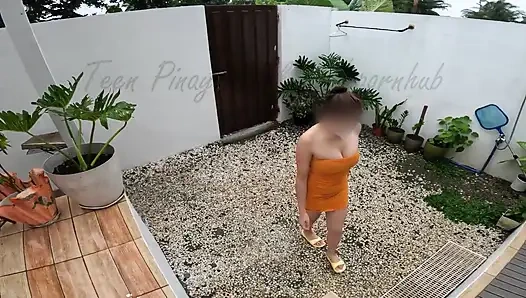 Киска филиппинки на улице растягивается