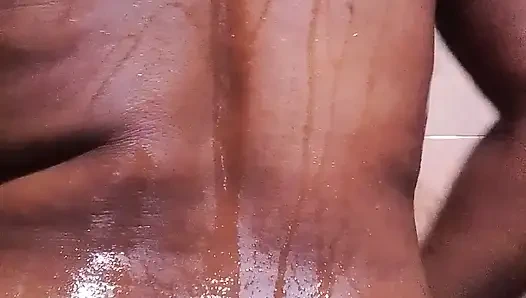 Wundere mich im badezimmer meines stiefbruers