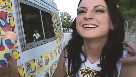 Sexy eisszene- 1_sexy teen brünette wird gefickt und gesichtsbesamung im Eiswagen