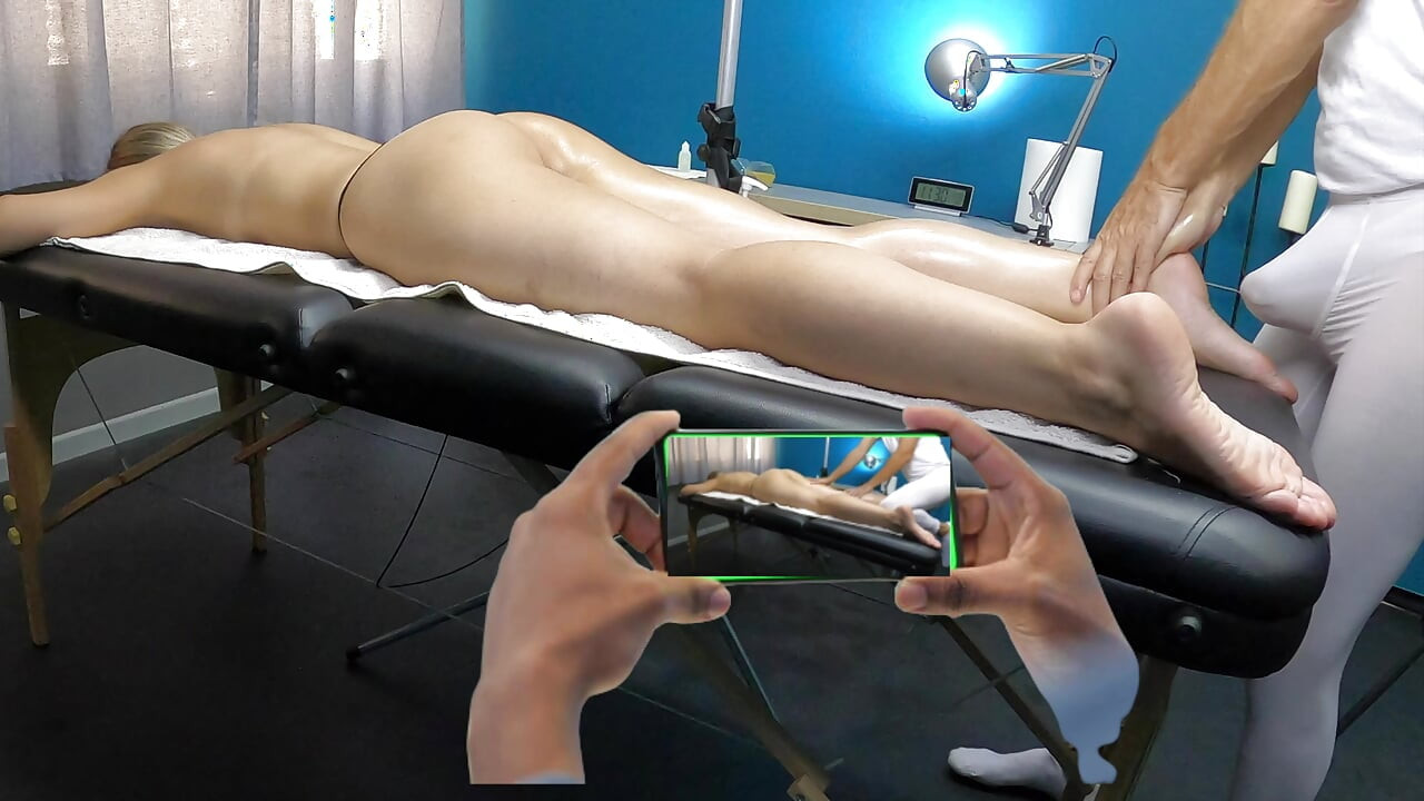 Soțul o urmărește pe soția maseur atingându-i pula pe corpul soției măcinându-se în Centrul de masaj