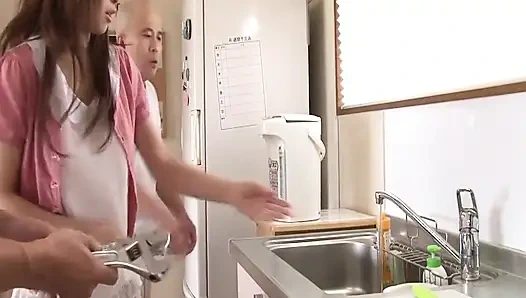 Asiatische dessous-mädchen szene-2 schöne vollbusige japanische yui Misaki genießt es, in der küche zu ficken