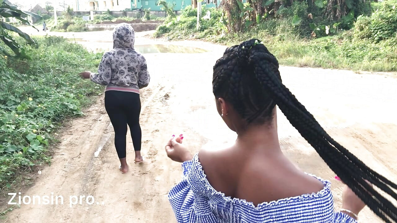 야외 놀이를 즐기는 아프리카 레즈 연인