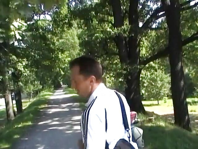 Esmer amatör genç kız yarak emiyor ve bakış açısıyla sikiliyor