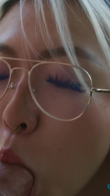 Moment à partager avec « Cette petite salope asiatique adore montrer ses talents de suceuse de bites au ralenti avant de se faire éjaculer dessus »