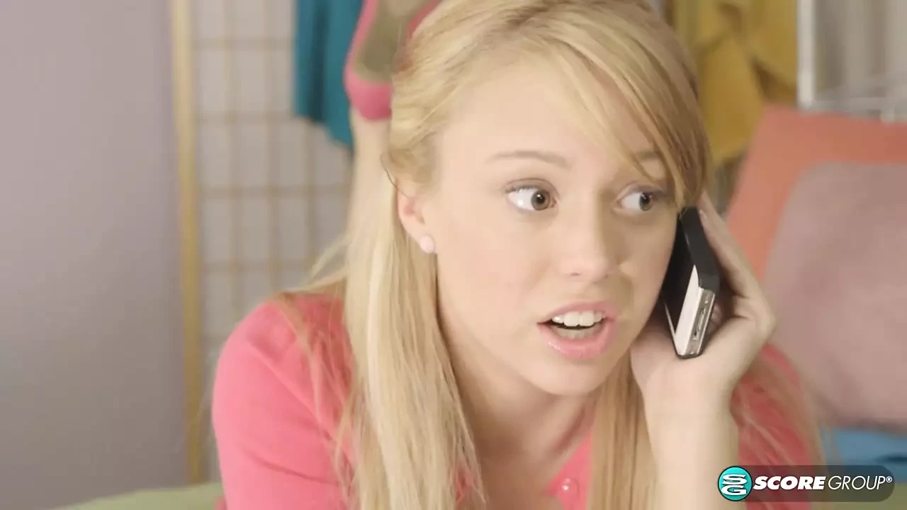 Lucy Tyler被大鸡巴内射在她少女的阴户里