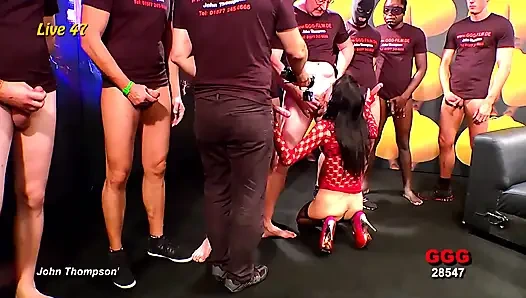 Пять возбужденных шлюшек-чирлидерш фистинг и сквиртуют в лесбийской оргии!