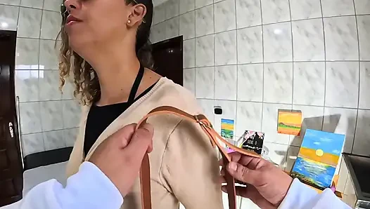 Das kleine blinde mädchen hatte nicht erwartet, dass der Frauenarzt in ihrem arsch ejakulieren würde.