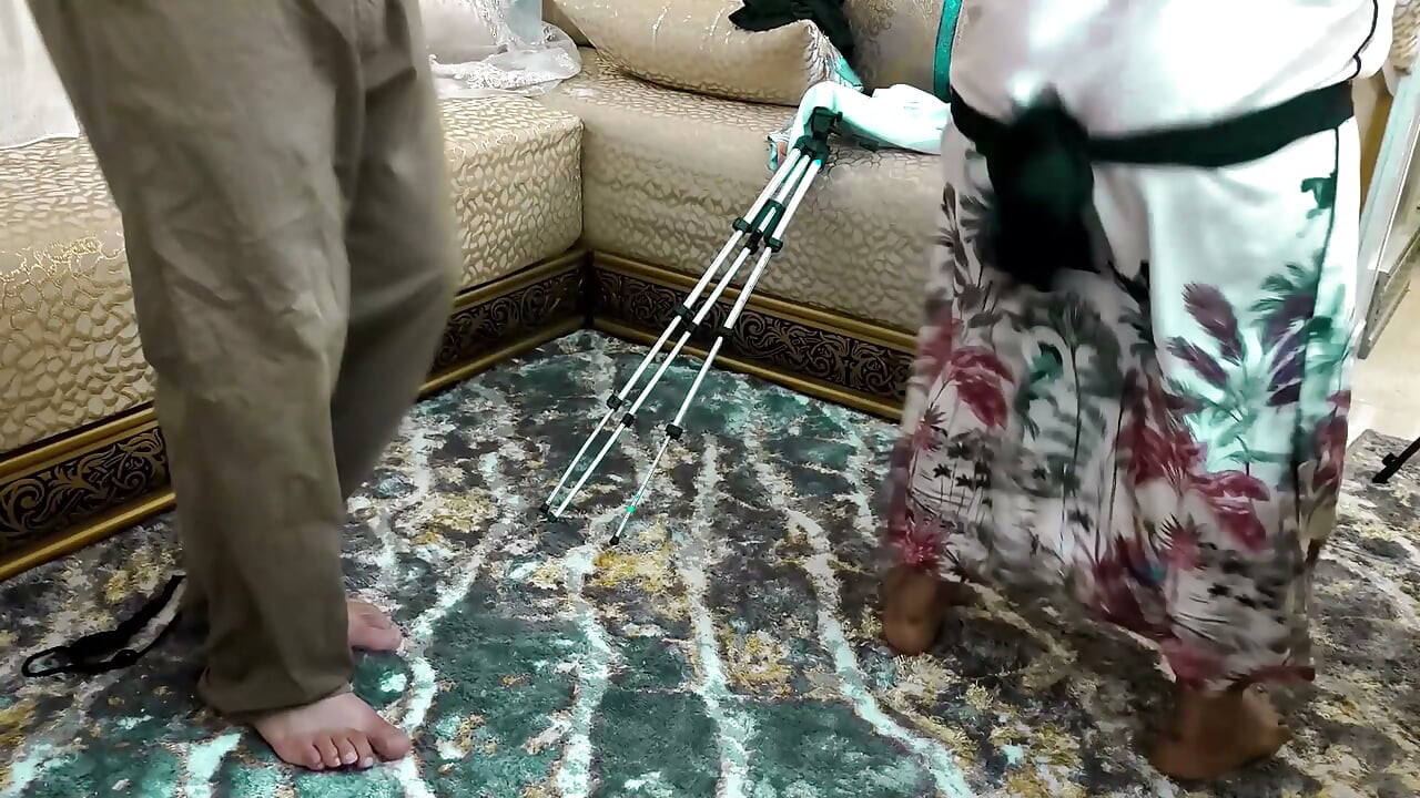 Bini Arab menari suami cuckold menonton isteri berkongkek dubur dengan pantat besar