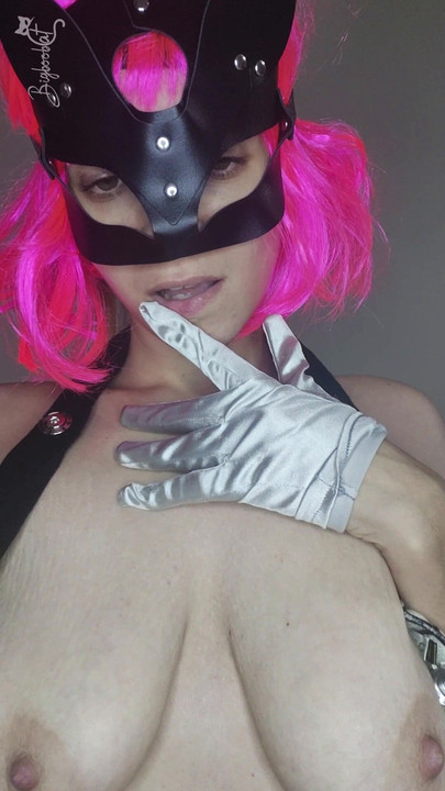 Diversão solo com meus peitões naturais e máscara secreta de buceta