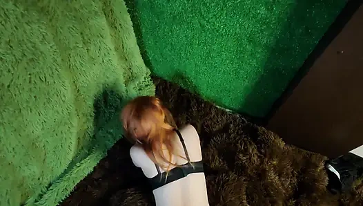Parlak anal tıkaçlı siyah dantelli iç çamaşırlı minyon kızıl saçlı baştan çıkarıcı kadın komşusunu ateşli seks için cezbediyor