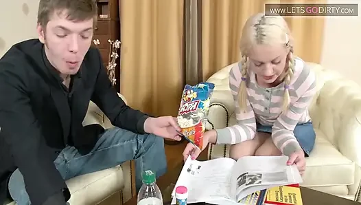 Sarışın kız canavar yarak emiyor ve sonra her iki delikten de sikiliyor