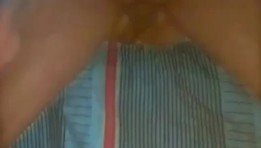 Evli sürtük iyi bir ateşli evli kadının olması gerektiği gibi küfür ediyor, inliyor ve yarak için yalvarıyor.