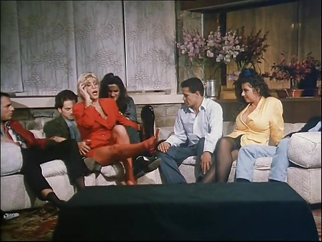 Des bombasses poilues sexy se font enculer dans une orgie