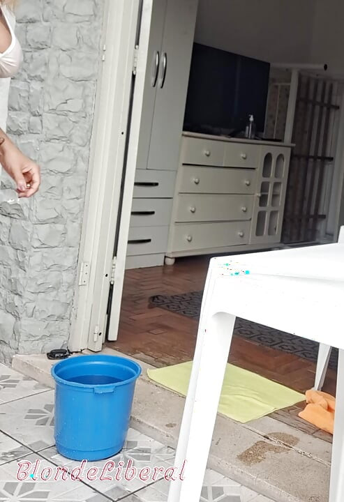 Ben ve Dai Belan, neredeyse çıplak, dairenin balkonunu yıkıyorduk ve komşular bizi izliyordu