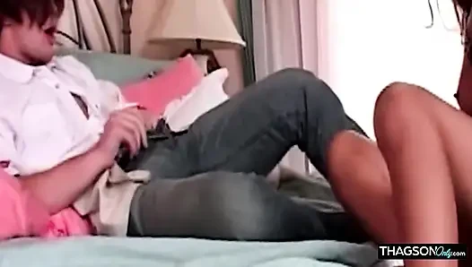 Olgun esmerin götü damlayan gül ağacı hareketiyle genişliyor