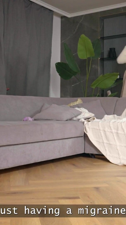 DEBT4K. Il n’a pas pu résister à ma chatte mouillée | Clip 3