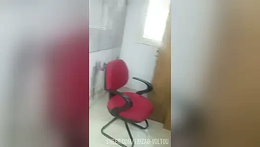 BRUNETTE PANAS MEMBERI BLOWJOB