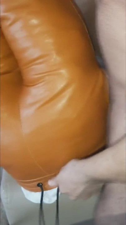 革のポケットが俺のチンポを飲み込んだ