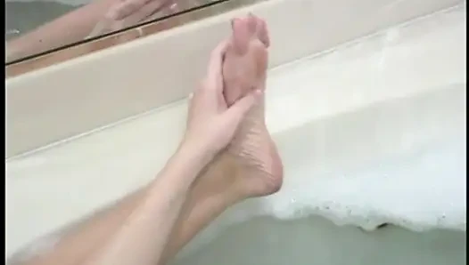 Geile MILF masturbiert im badezimmer