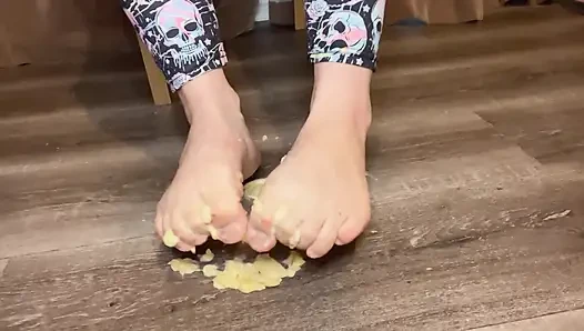 Шлюхаю бананы под моими босиками, пищевой фетиш,