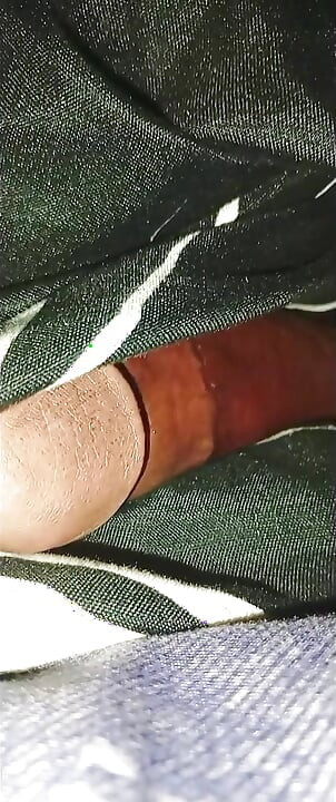 נהיה לי קשה מדי ועדיין המשכתי לאונן