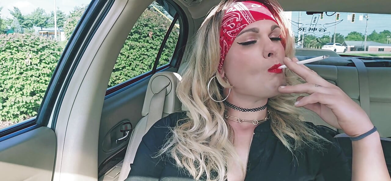 Kylie hatunlar sigara içiyor fetiş araba oyunu
