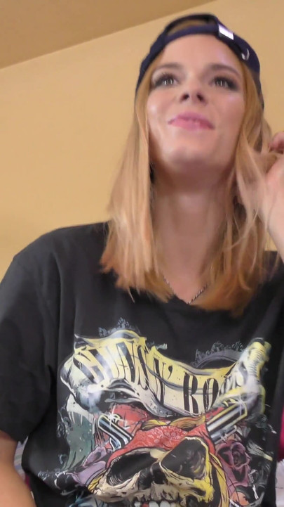Entzückendes mädchen in großem t-shirt auf dem bett
