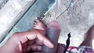 Un garçon indien sexy montre sa grosse bite