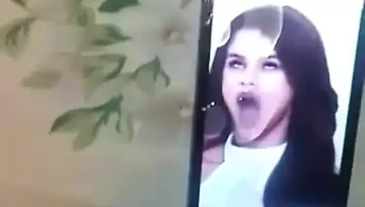 Selena Gomez boşalıyor