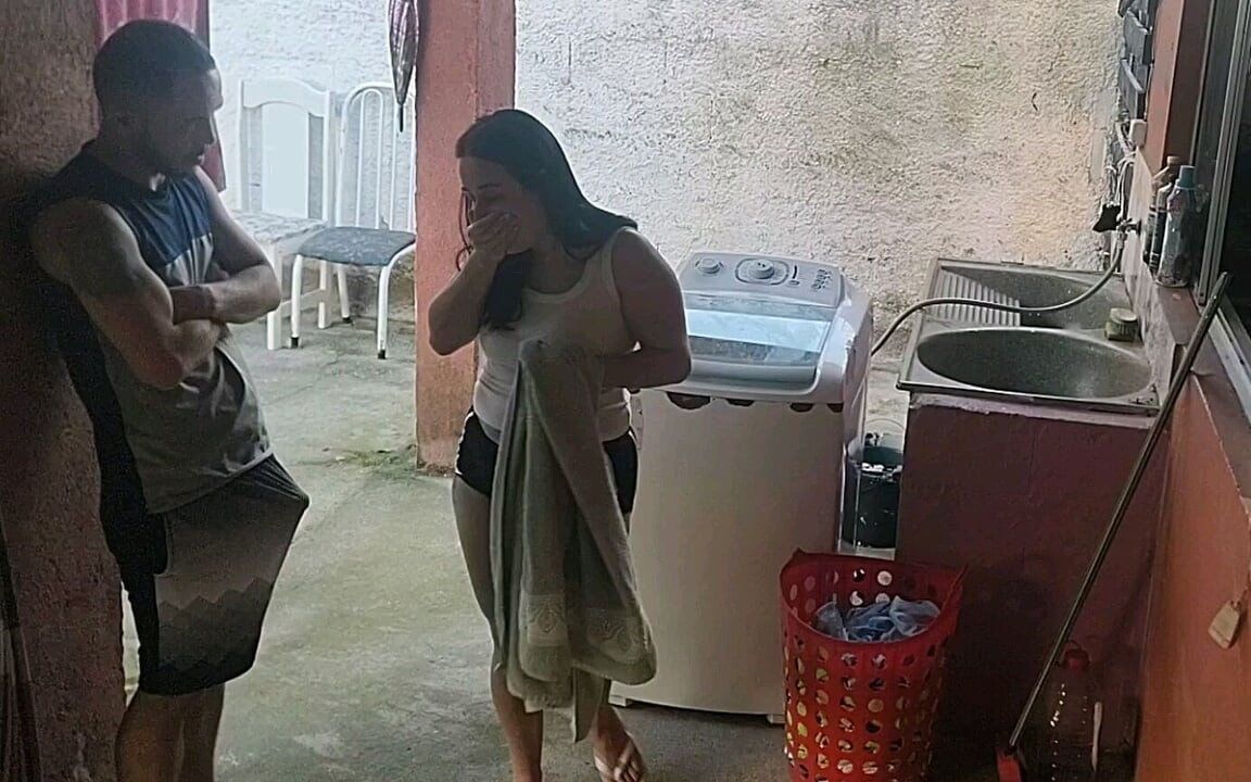 Esposa se fue y la criada no pudo detener mi polla erecta
