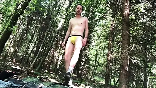 Beyaz twink sarı tanganın dışında soyunuyor ve boşalıyor
