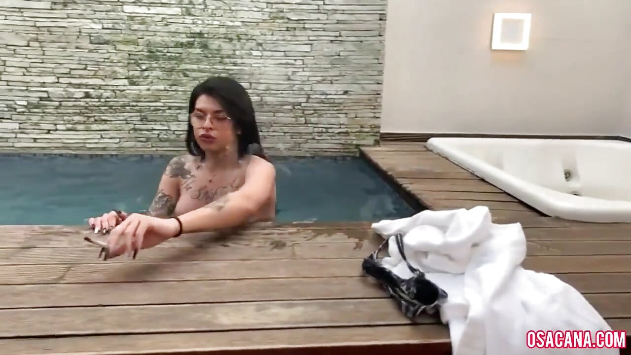 Getatoeëerde nerd met grote lul die haar kont aan Roludo geeft