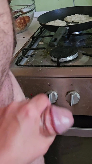 Impresionante momento de "Paja en la cocina de señora sexy cuando preparo la cena"