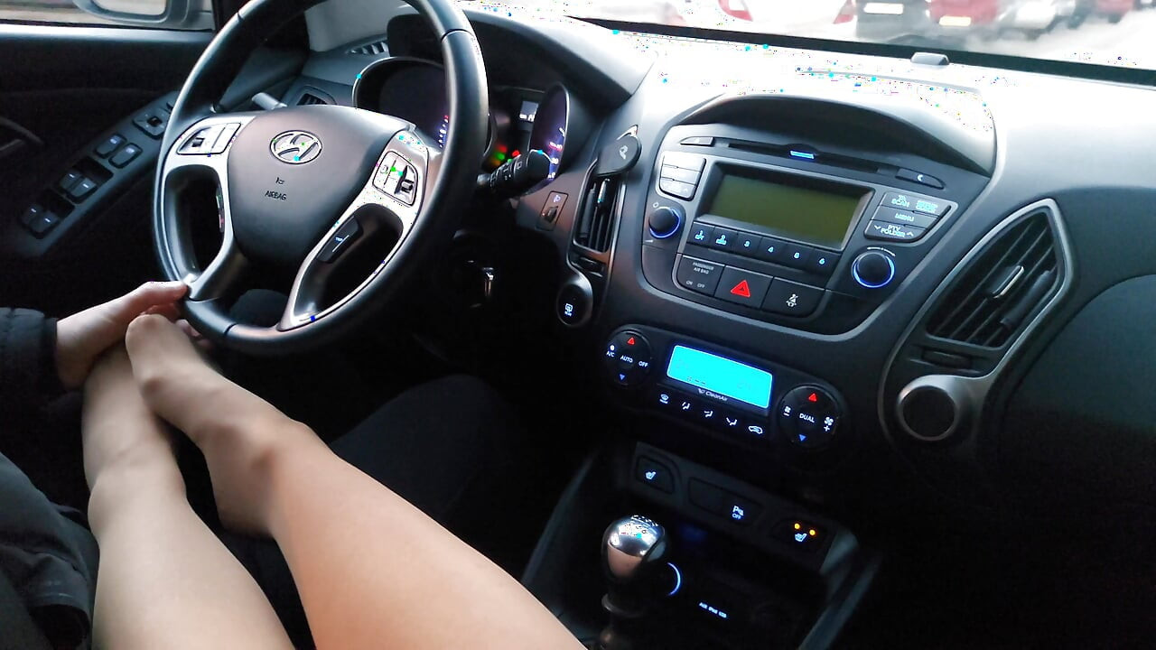 Hot milf in stockings seduces a taxi driver in the car