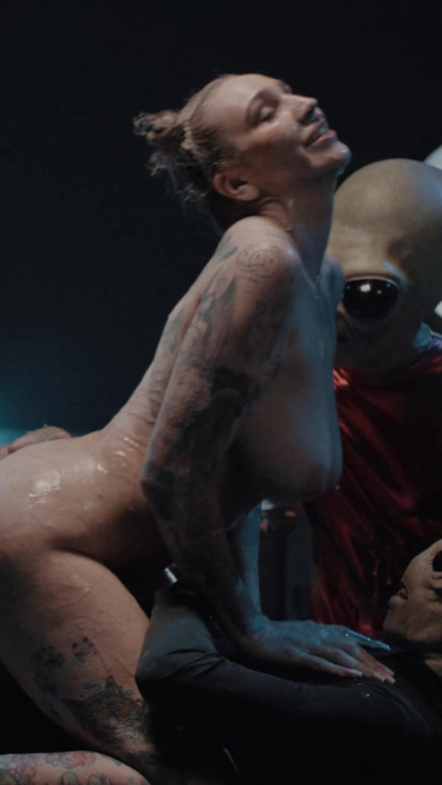Alien pollas grandes Kendra Sunderland con garganta profunda