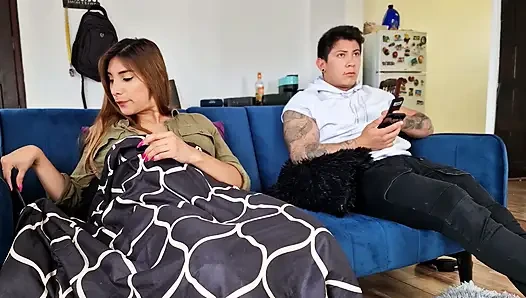 Azgın orta yaşlı seksi kadın seks makinesini yorganın altına saklıyor! Ve üvey oğlu bunu keşfediyor!