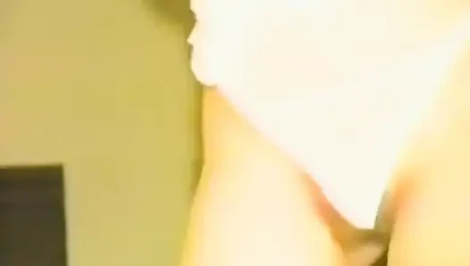 Eine geile blondine zeigt ihre unterwäsche-kollektion