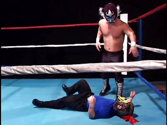 Midget wrestler gets fucked and rode by the brunette babe