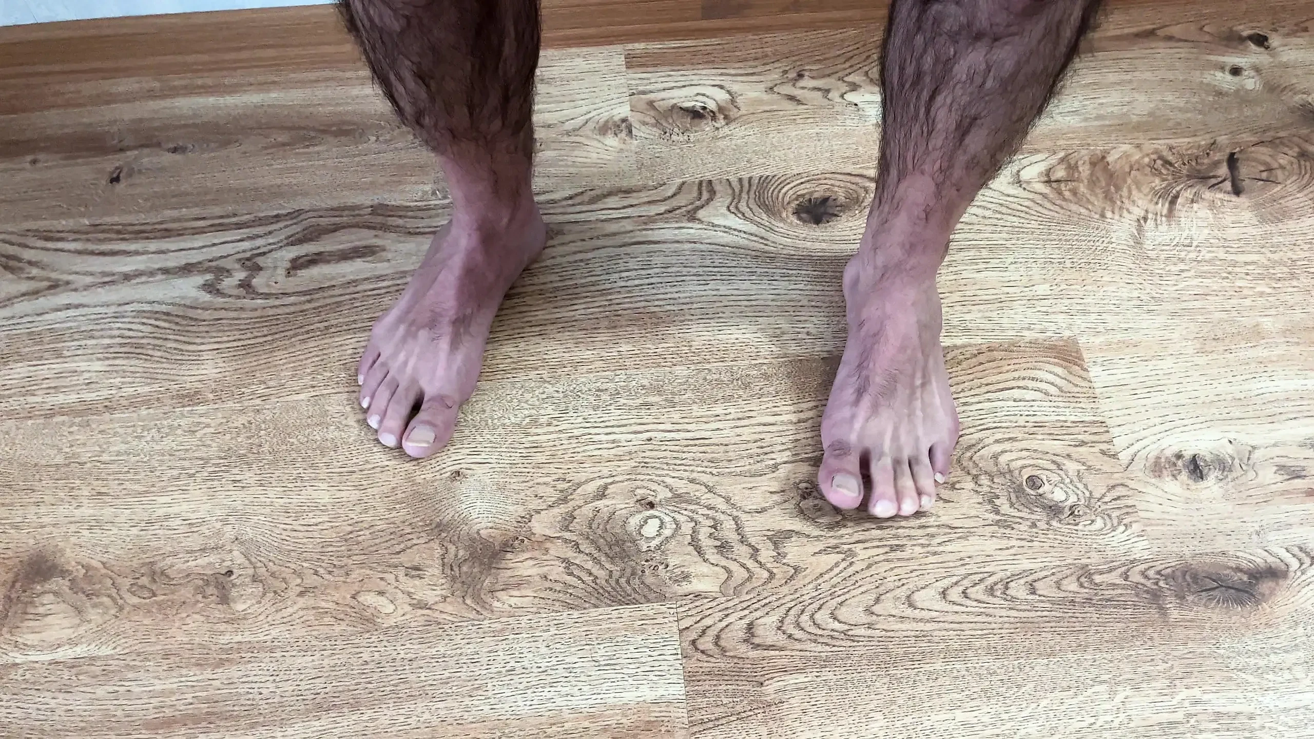 Lustiges männliches solo-earl Smile necken in einem hotelzimmer - behaart und sinnlich