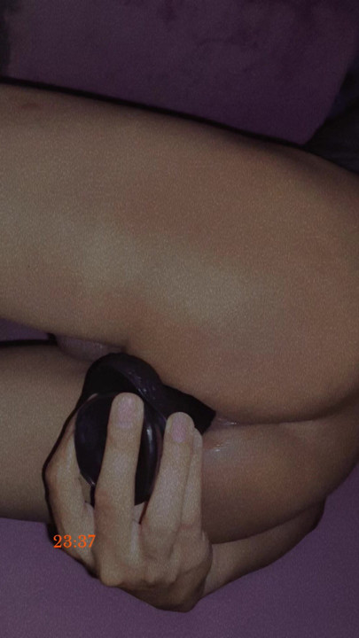 sissy playing with her hole