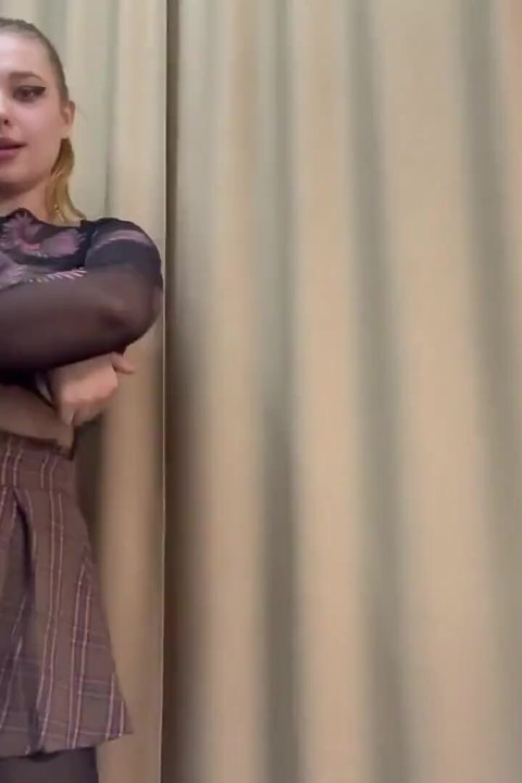 Striptiz yapıyor ve kendini parmaklıyor. Zıplayan memeler sert