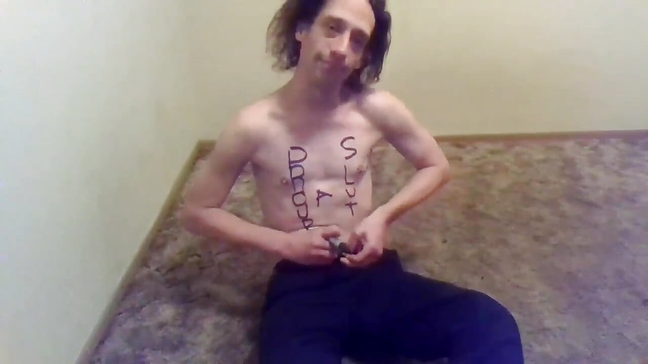 Escritos degradantes y de orgullo sexual en mi cuerpo desnudo