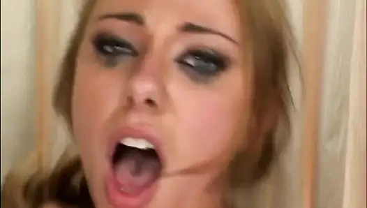 Gadis remaja seksi rambut pirang dengan toket besar alami dientot habis-habisan sama kontol besar pria kulit putih