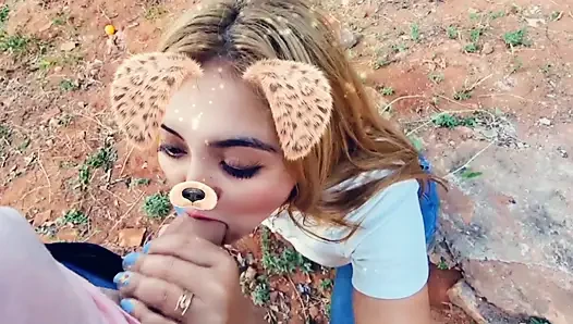 Cewek semok latina rambut pirang lagi asik nyepong kontol