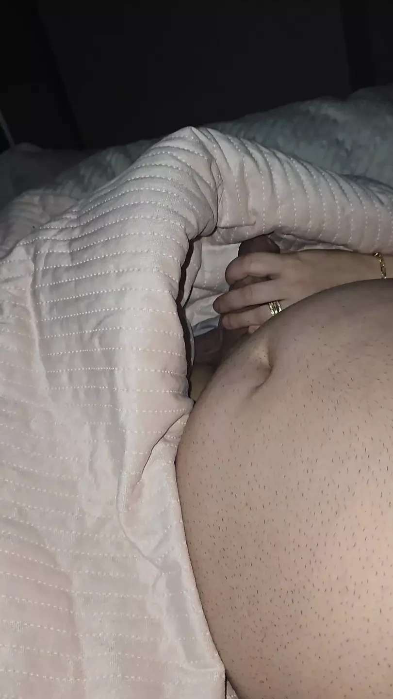 Maćeha pomaže debelom polu sinu sa velikim kurcem drkanjem