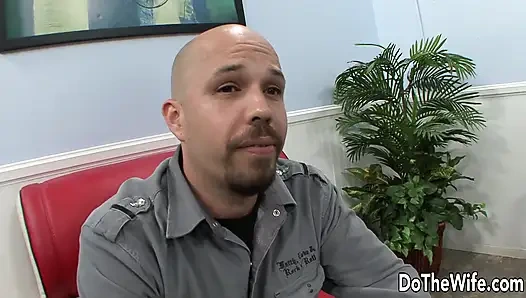 Die blonde darcy tyler fickt einen hengst, während ihr ehemann sitzt und zuschaut